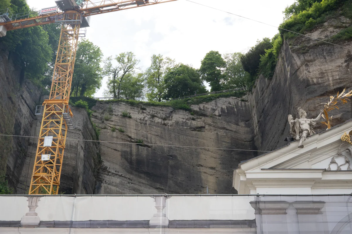 Crane in front of the quarry
