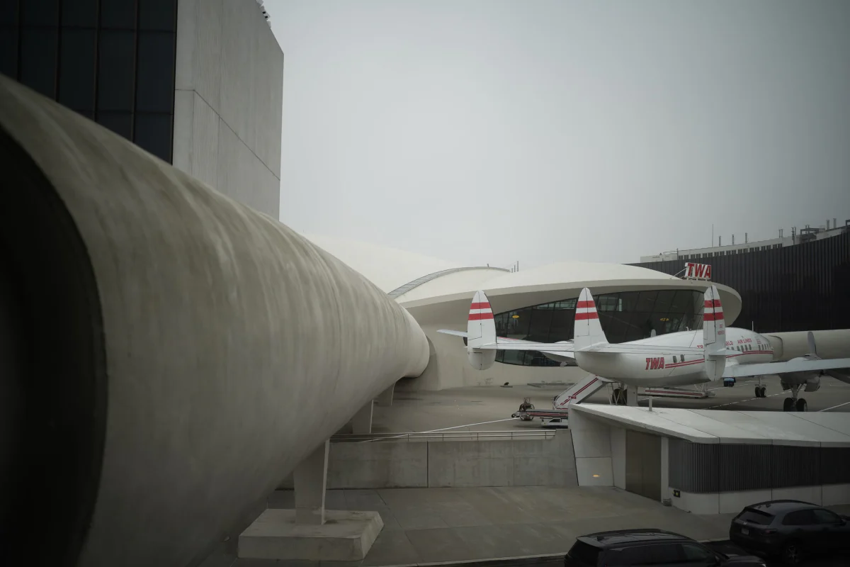 Concrete curve and aircraft
